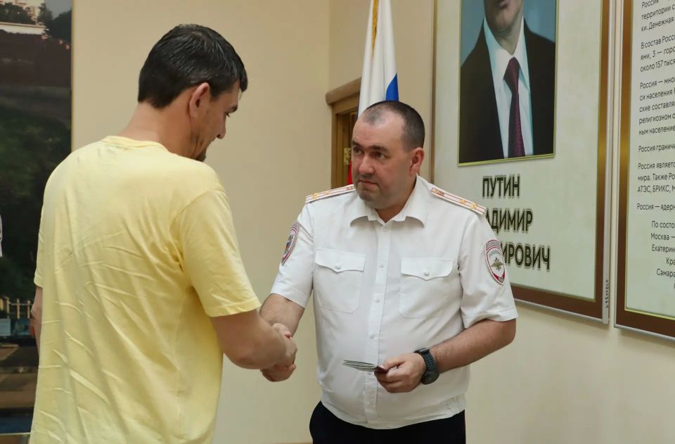 В Нижнем Новгороде иностранцам вручили разрешения на проживание в России В Нижнем Новгороде иностранцам вручили разрешения на проживание в России