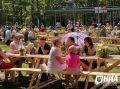 В парке «Швейцария» стартовал крупнейший гастрономический фестиваль «За одним столом» (0+)