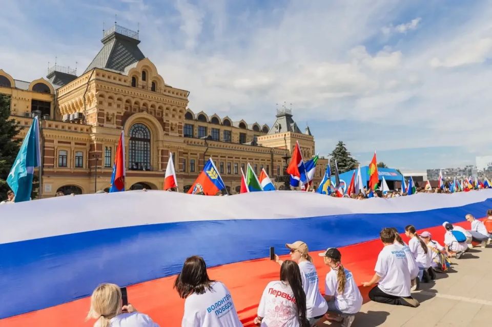 Глеб Никитин: Более 2 000 человек развернули 100-метровый триколор на Нижегородской ярмарке в День России Глеб Никитин: Более 2 000 человек развернули 100-метровый триколор на Нижегородской ярмарке в День России