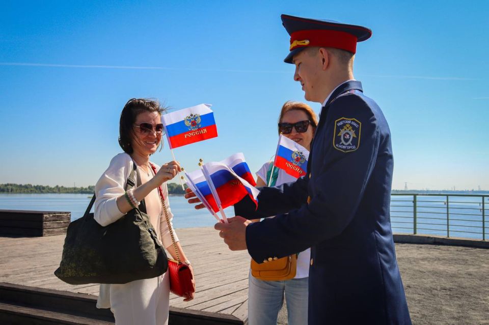 Сотрудники регионального следственного управления совместно с кадетами ведомства приняли участие в патриотической акции, приуроченной ко Дню России Сотрудники регионального следственного управления совместно с кадетами ведомства приняли участие в патриотической акции, приуроченной ко Дню России