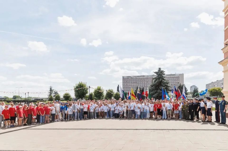 Глеб Никитин: Более 2 000 человек развернули 100-метровый триколор на Нижегородской ярмарке в День России Глеб Никитин: Более 2 000 человек развернули 100-метровый триколор на Нижегородской ярмарке в День России