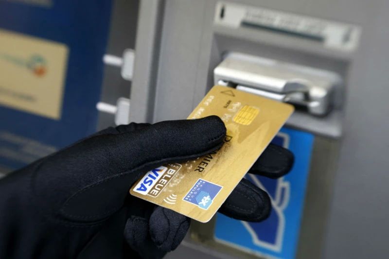 В Володарском округе полицейские установили подозреваемого в хищении денег с утерянной банковской карты