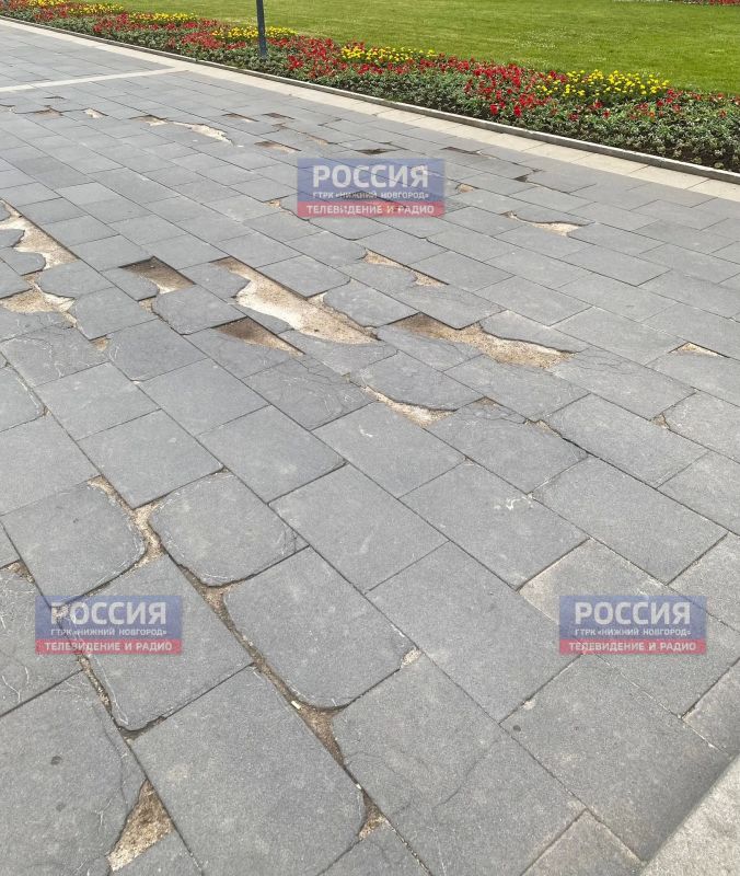 Плитка в сквере на площади Горького в Нижнем Новгороде износилась спустя пять лет после благоустройства Плитка в сквере на площади Горького в Нижнем Новгороде износилась спустя пять лет после благоустройства