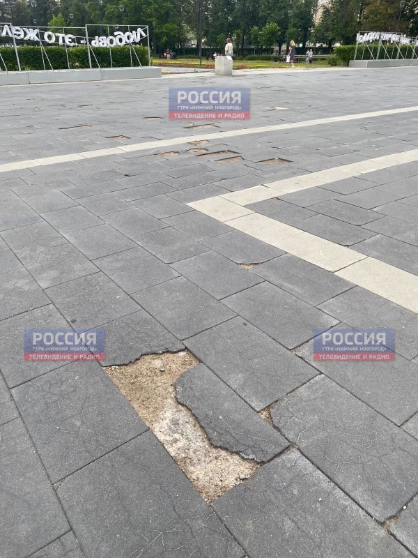 Плитка в сквере на площади Горького в Нижнем Новгороде износилась спустя пять лет после благоустройства Плитка в сквере на площади Горького в Нижнем Новгороде износилась спустя пять лет после благоустройства