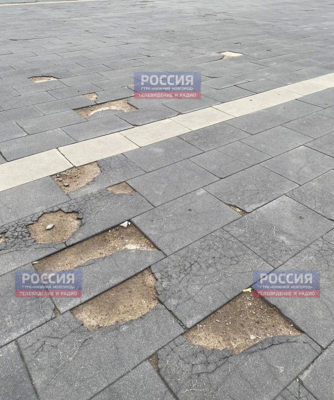 Плитка в сквере на площади Горького в Нижнем Новгороде износилась спустя пять лет после благоустройства Плитка в сквере на площади Горького в Нижнем Новгороде износилась спустя пять лет после благоустройства