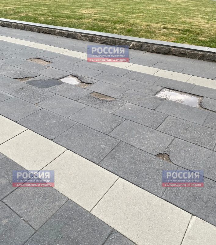 Плитка в сквере на площади Горького в Нижнем Новгороде износилась спустя пять лет после благоустройства Плитка в сквере на площади Горького в Нижнем Новгороде износилась спустя пять лет после благоустройства