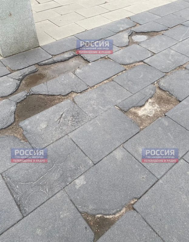 Плитка в сквере на площади Горького в Нижнем Новгороде износилась спустя пять лет после благоустройства Плитка в сквере на площади Горького в Нижнем Новгороде износилась спустя пять лет после благоустройства