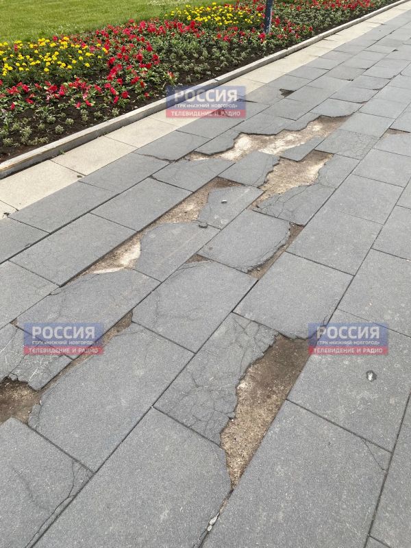 Плитка в сквере на площади Горького в Нижнем Новгороде износилась спустя пять лет после благоустройства Плитка в сквере на площади Горького в Нижнем Новгороде износилась спустя пять лет после благоустройства