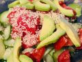 Простой и вкусный завтрак: салат с авокадо и овощами