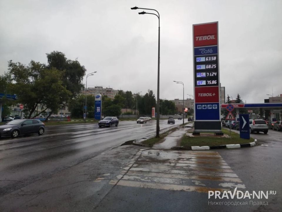 Что с ценами на бензин в Нижнем Новгороде? Верхних Печёрах на одной стороне улицы Аи-95 можно купить за 68,25 рубля, а на другой он стоит уже 99,95 рубля! Что с ценами на бензин в Нижнем Новгороде? Верхних Печёрах на одной стороне улицы Аи-95 можно купить за 68,25 рубля, а на другой он стоит уже 99,95 рубля!