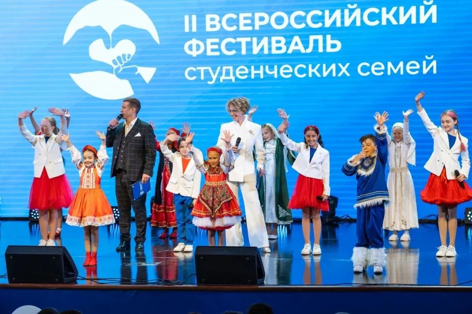 В МГУ имени М.В. Ломоносова наградили победителей II Всероссийского конкурса «Студенческие семьи России» В МГУ имени М.В. Ломоносова наградили победителей II Всероссийского конкурса «Студенческие семьи России»