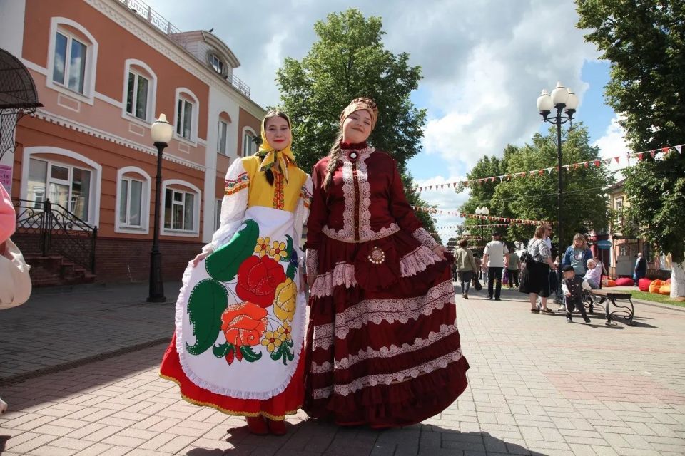 20 июня в Семенове стартовал XXII Международный фестиваль народных художественных промыслов «Золотая хохлома» 20 июня в Семенове стартовал XXII Международный фестиваль народных художественных промыслов «Золотая хохлома»