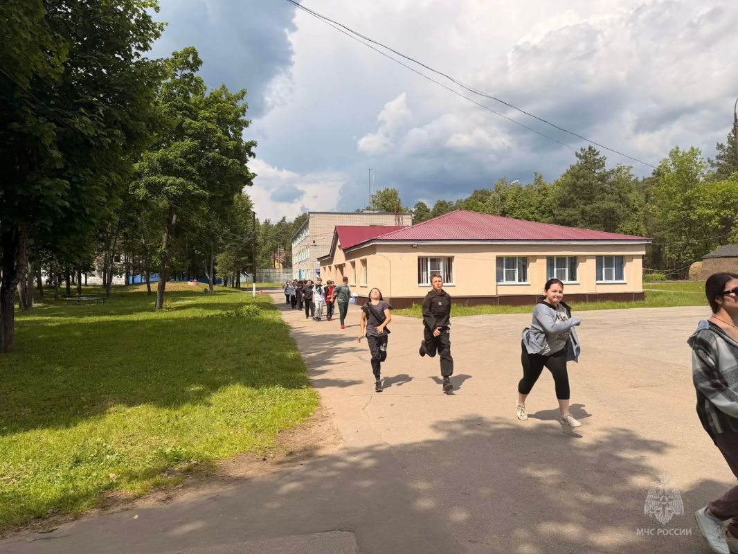 Спастись и потушить пожар. Спастись и потушить пожар.