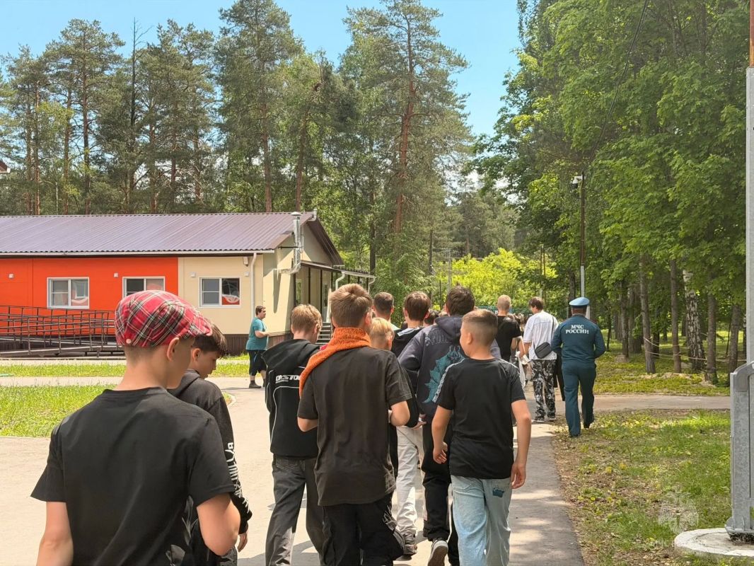 Спастись и потушить пожар. Спастись и потушить пожар.