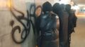 Повреждение памятников и крестов на кладбищах, граффити в подземных переходах и на вагонах электричек, кража тактильных макетов и арт-объектов, порча скамеек и качелей в парках — все это дело рук вандалов