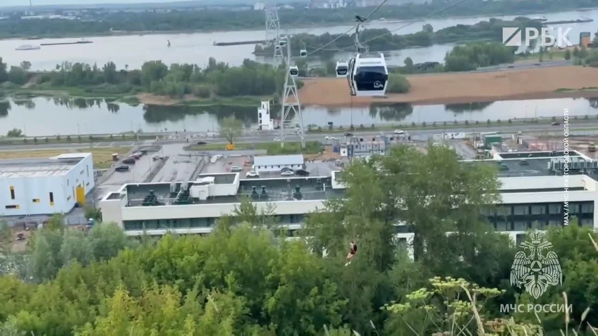 16 человек, в том числе четыре ребенка, застряли на канатной дороге в Нижегородской области, сообщило региональное МЧС