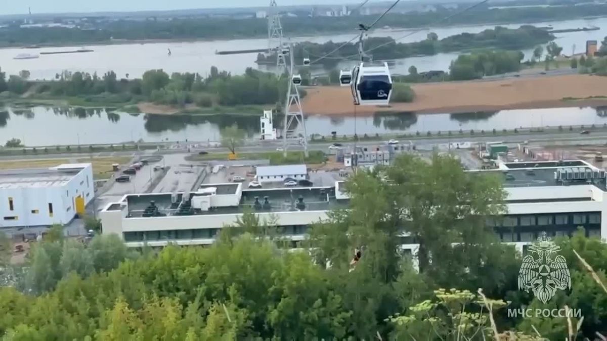 На канатной дороге в Нижнем Новгороде из-за непогоды застряли 12 взрослых и четыре ребенка, их эвакуируют, сообщили в МЧС