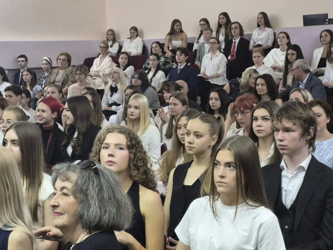 148 выпускников окончили школы Нижегородского района с отличием 148 выпускников окончили школы Нижегородского района с отличием