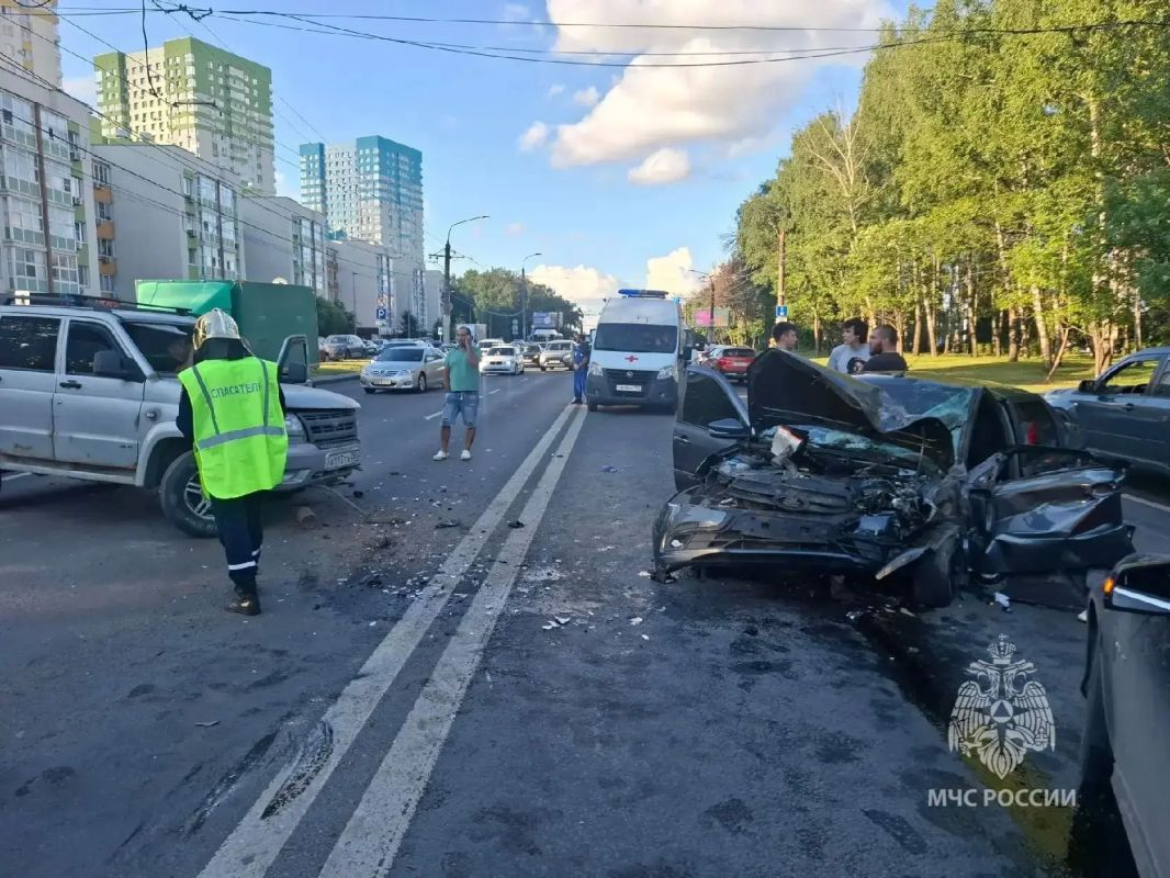 Пожарные и спасатели оказали помощь попавшим в ДТП в Нижнем Новгороде Пожарные и спасатели оказали помощь попавшим в ДТП в Нижнем Новгороде