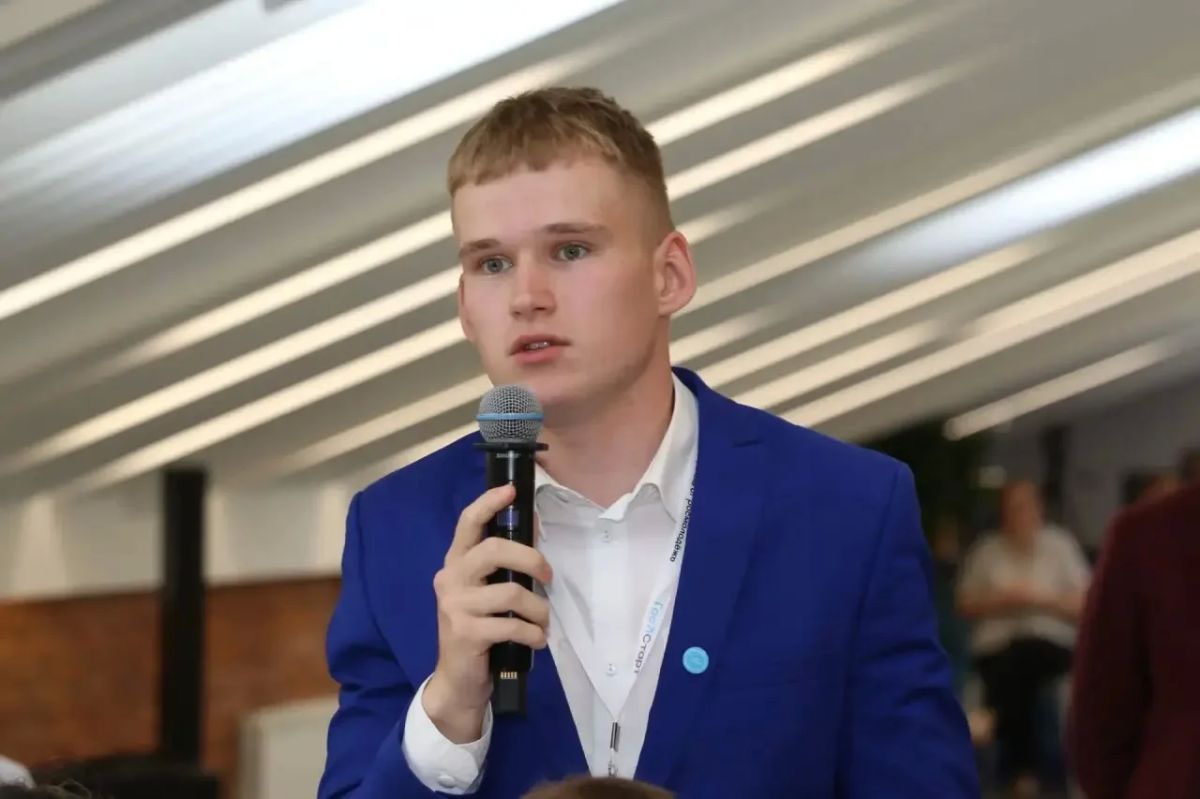 Перед тем как говорить о молодежной политике, всегда задаю себе простой вопрос: что мы хотим получить в итоге? Активных комментаторов или людей, которые умеют брать ответственность за свой город? Именно об этом говорил с... Перед тем как говорить о молодежной политике, всегда задаю себе простой вопрос: что мы хотим получить в итоге? Активных комментаторов или людей, которые умеют брать ответственность за свой город? Именно об этом говорил с...