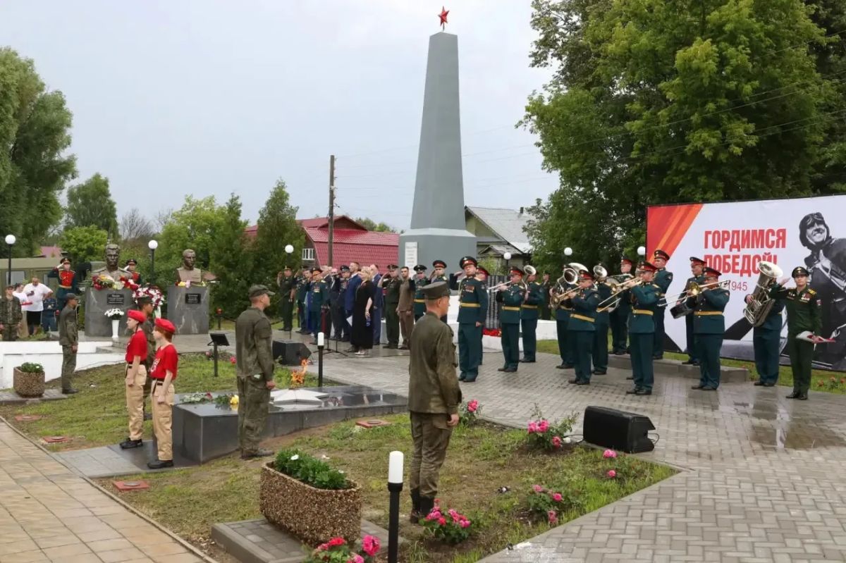 Памятник Герою Советского Союза Александру Осиповичу Молеву открыли в поселке Фоминки Гороховецкого района Владимирской области Памятник Герою Советского Союза Александру Осиповичу Молеву открыли в поселке Фоминки Гороховецкого района Владимирской области