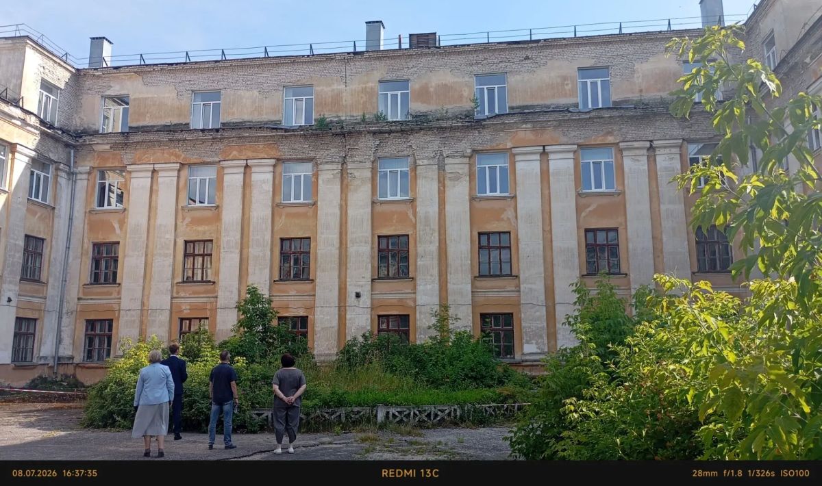 С рабочим визитом министр образования региона Михаил Пучков посетил школу № 27 г. Дзержинска. Школа, построенная более полувека назад, рассчитана на примерно 850 учащихся С рабочим визитом министр образования региона Михаил Пучков посетил школу № 27 г. Дзержинска. Школа, построенная более полувека назад, рассчитана на примерно 850 учащихся