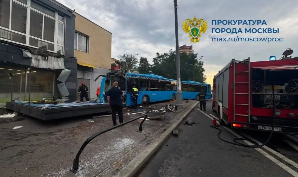 «ГАЗель» с нижегородскими номерами на улице Нижегородской столкнулась с пассажирским автобусом в Москве этим утром