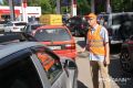 «А бензин точно останется, пока я доеду до колонки?»—этот вопрос волонтёр Евгений слышит десятки раз за смену