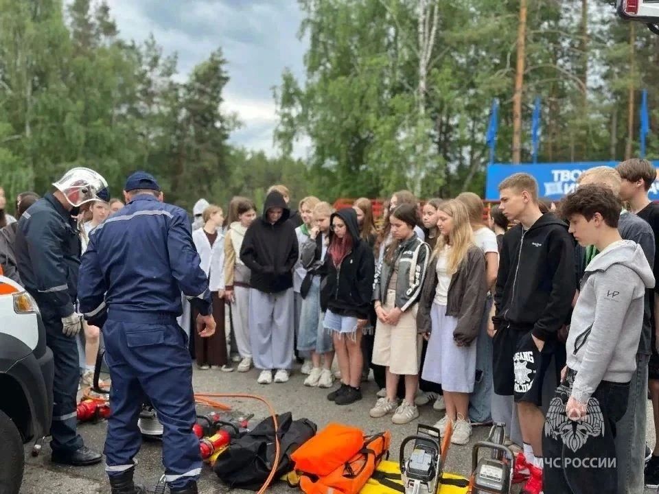 Безопасное лето в Выксе: дети примерили боевую одежду пожарных! Безопасное лето в Выксе: дети примерили боевую одежду пожарных!