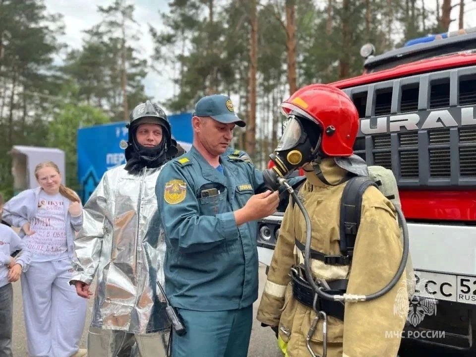 Безопасное лето в Выксе: дети примерили боевую одежду пожарных! Безопасное лето в Выксе: дети примерили боевую одежду пожарных!