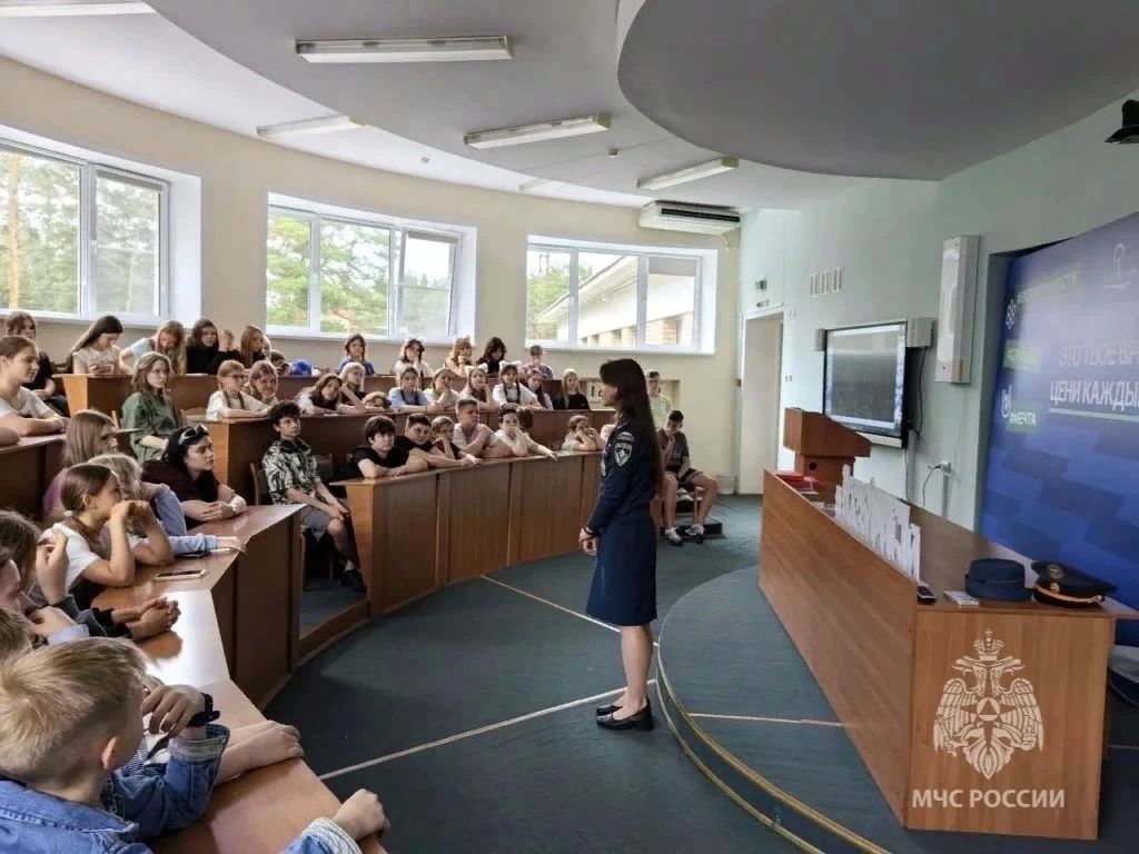 Безопасное лето в Выксе: дети примерили боевую одежду пожарных! Безопасное лето в Выксе: дети примерили боевую одежду пожарных!