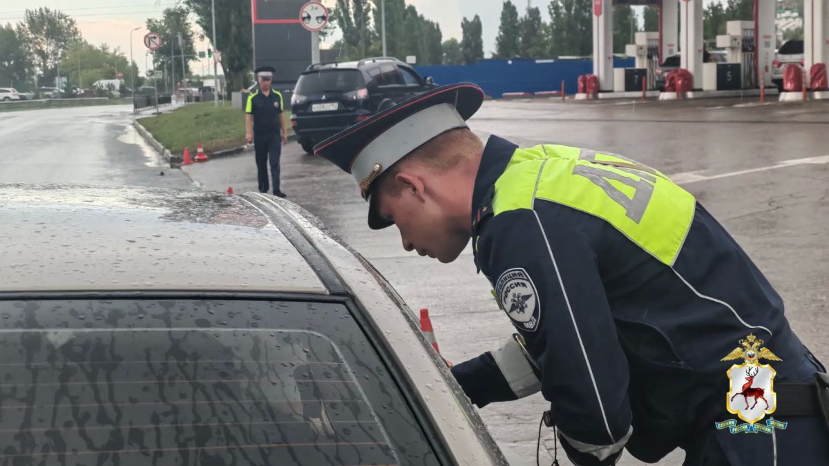 Сотрудники полиции обеспечивают безопасность и регулируют дорожное движение вблизи АЗС Нижнего Новгорода и региона Сотрудники полиции обеспечивают безопасность и регулируют дорожное движение вблизи АЗС Нижнего Новгорода и региона