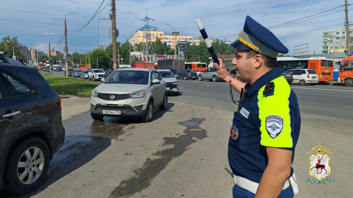 Сотрудники полиции обеспечивают безопасность и регулируют дорожное движение вблизи АЗС Нижнего Новгорода и региона Сотрудники полиции обеспечивают безопасность и регулируют дорожное движение вблизи АЗС Нижнего Новгорода и региона