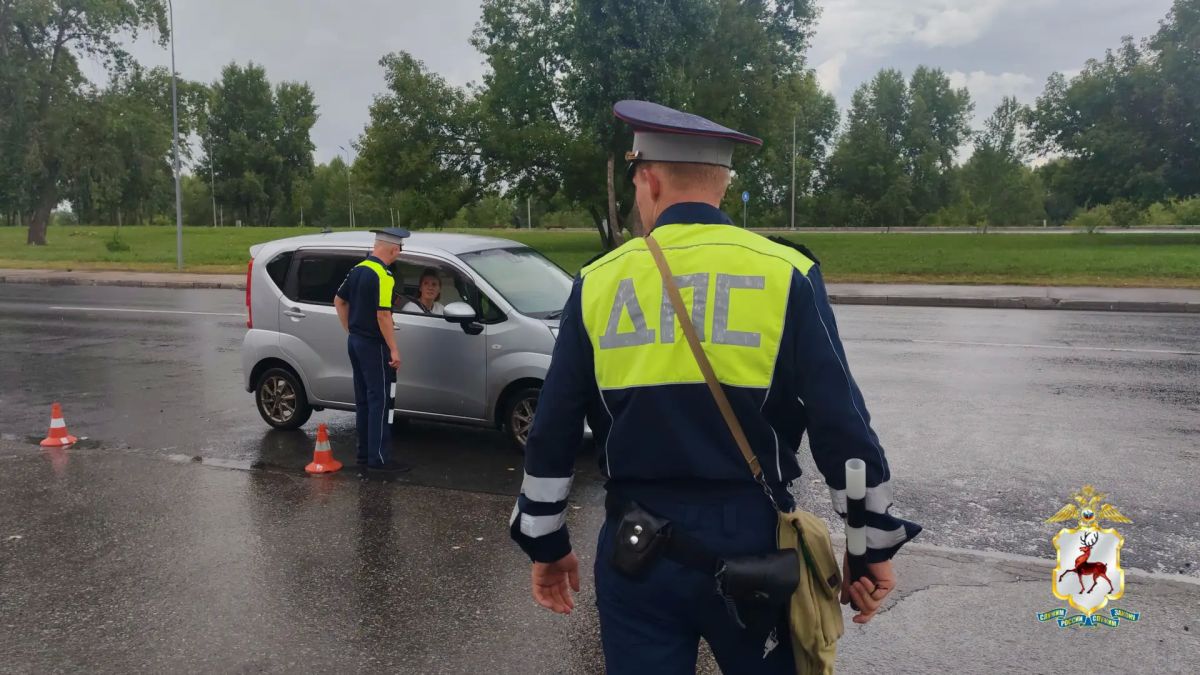 Сотрудники полиции обеспечивают безопасность и регулируют дорожное движение вблизи АЗС Нижнего Новгорода и региона Сотрудники полиции обеспечивают безопасность и регулируют дорожное движение вблизи АЗС Нижнего Новгорода и региона