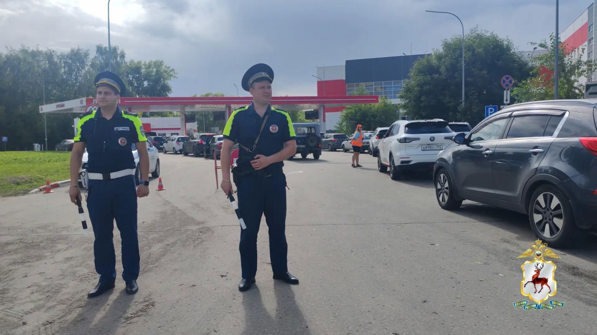 Сотрудники полиции обеспечивают безопасность и регулируют дорожное движение вблизи АЗС Нижнего Новгорода и региона Сотрудники полиции обеспечивают безопасность и регулируют дорожное движение вблизи АЗС Нижнего Новгорода и региона