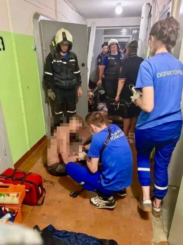 Я не умру в мусоропроводе: спасатели вытащили мужчину из помойки в Нижнем Новгороде Я не умру в мусоропроводе: спасатели вытащили мужчину из помойки в Нижнем Новгороде