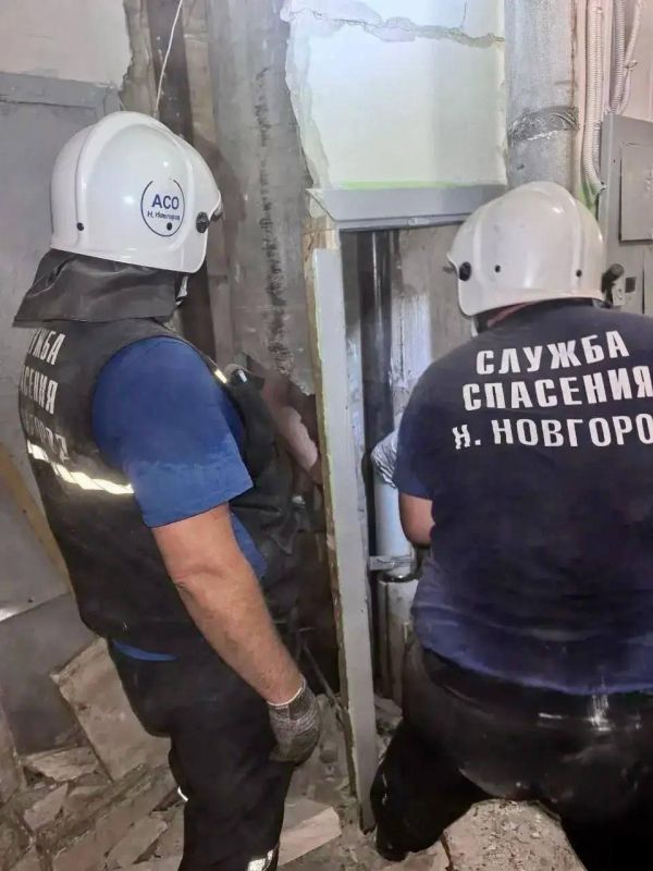 На Автозаводе спасателям пришлось вызволять мужчину из мусоропровода