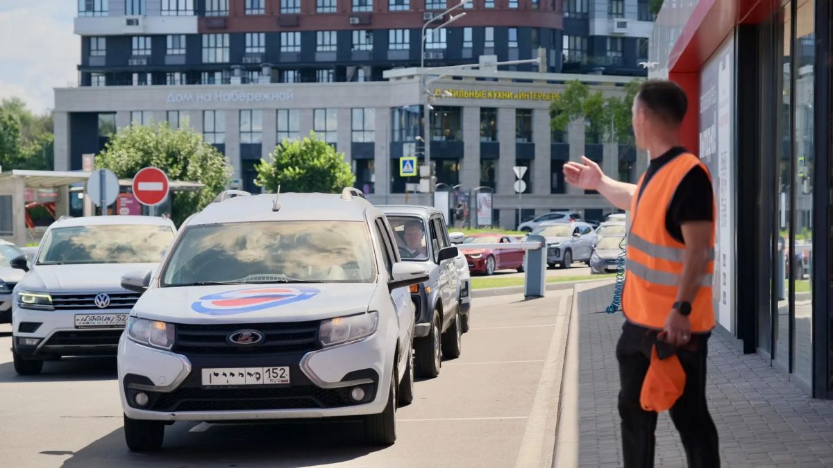 Сегодня восьмой день, когда сотрудники администрации города, администраций районов и подведомственных учреждений помогают водителям и сотрудникам АЗС на заправках Нижнего Новгорода Сегодня восьмой день, когда сотрудники администрации города, администраций районов и подведомственных учреждений помогают водителям и сотрудникам АЗС на заправках Нижнего Новгорода