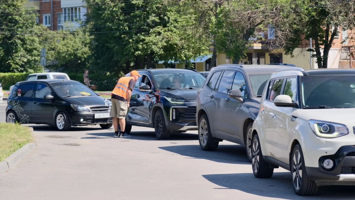 Сегодня восьмой день, когда сотрудники администрации города, администраций районов и подведомственных учреждений помогают водителям и сотрудникам АЗС на заправках Нижнего Новгорода Сегодня восьмой день, когда сотрудники администрации города, администраций районов и подведомственных учреждений помогают водителям и сотрудникам АЗС на заправках Нижнего Новгорода