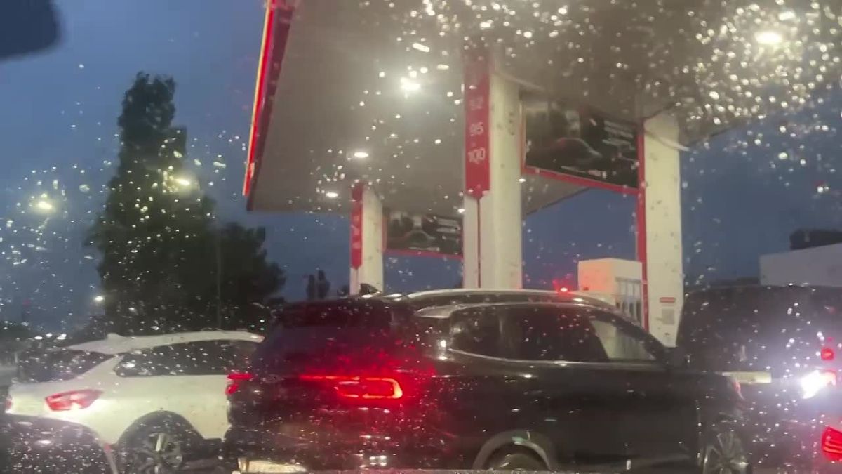 Около часа ушло у Юрия Шалабаева, чтобы заправить свой автомобиль на Гребном канале