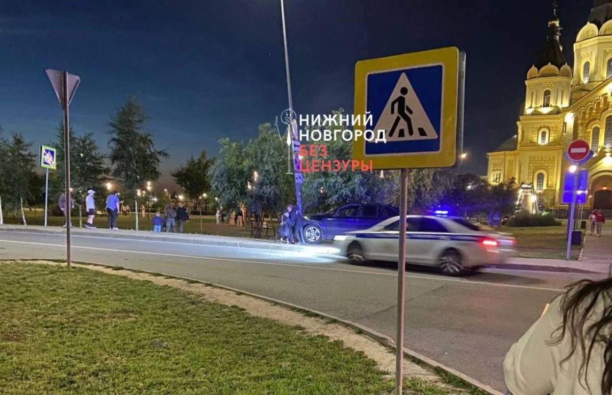 Водитель BMW попытался проехать по закрытой изза Суперкубка улице на Стрелке и врезался в столб