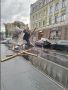 Крышу здания сорвало из-за ураганного ветра на Большой Печерской
