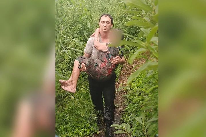В Нижнем Новгороде полицейские спасли пенсионерку, увязшую в болоте