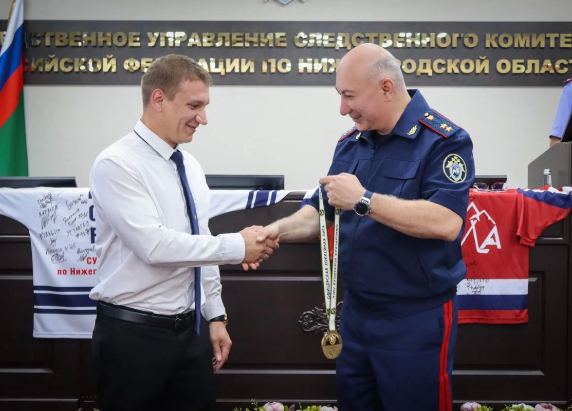 Руководитель следственного управления СК России поздравил хоккейную команду «Скала» с победой Руководитель следственного управления СК России поздравил хоккейную команду «Скала» с победой