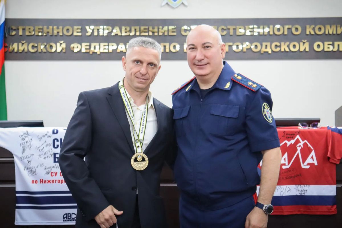 Руководитель следственного управления СК России поздравил хоккейную команду «Скала» с победой Руководитель следственного управления СК России поздравил хоккейную команду «Скала» с победой
