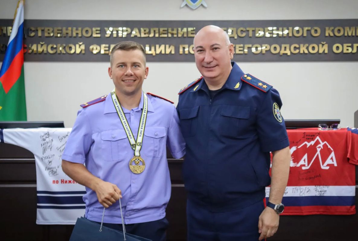 Руководитель следственного управления СК России поздравил хоккейную команду «Скала» с победой Руководитель следственного управления СК России поздравил хоккейную команду «Скала» с победой