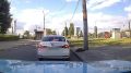 "Газель", выехавшая на встречку, чуть не сбила велокурьера около станции метро "Заречная", который пристроился следом за ней