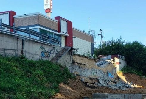 Место обрушения подпорной стенки в жилом комплексе «Красная Поляна» огородили в целях безопасности