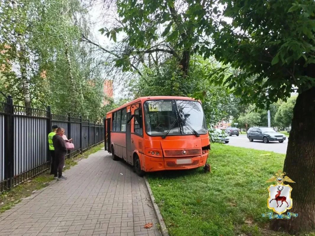 Водитель автобуса скончался за рулём в Нижнем Новгороде — автобус врезался в остановку