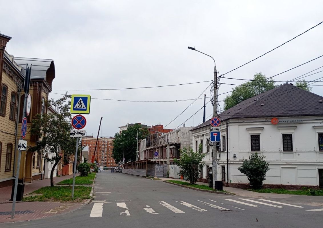 Улица Студеная – это небольшая тихая улочка в центре Нижнего Новгорода, которую на две части делит широкая и оживленная улица Горького Улица Студеная – это небольшая тихая улочка в центре Нижнего Новгорода, которую на две части делит широкая и оживленная улица Горького
